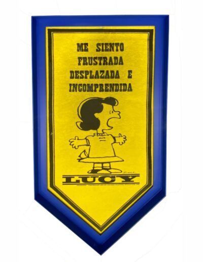 Caja americana lacada en azul adaptada a la forma del estandarte. Artesanía marcos customizados